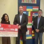 Mit 1.000 Euro unterstützt die Jugendstiftung der Sparkasse Karlsruhe den Intensivkurs Deutsch an der Sophie-Scholl-Realschule Karlsruhe.