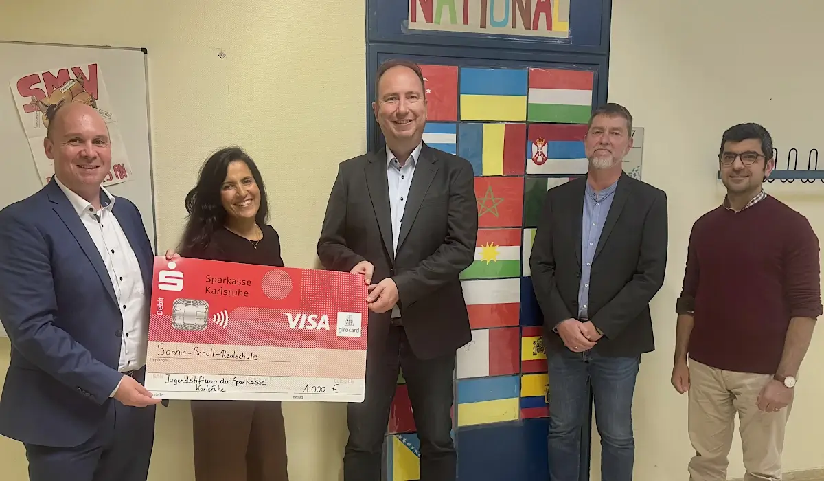 Mit 1.000 Euro unterstützt die Jugendstiftung der Sparkasse Karlsruhe den Intensivkurs Deutsch an der Sophie-Scholl-Realschule Karlsruhe.